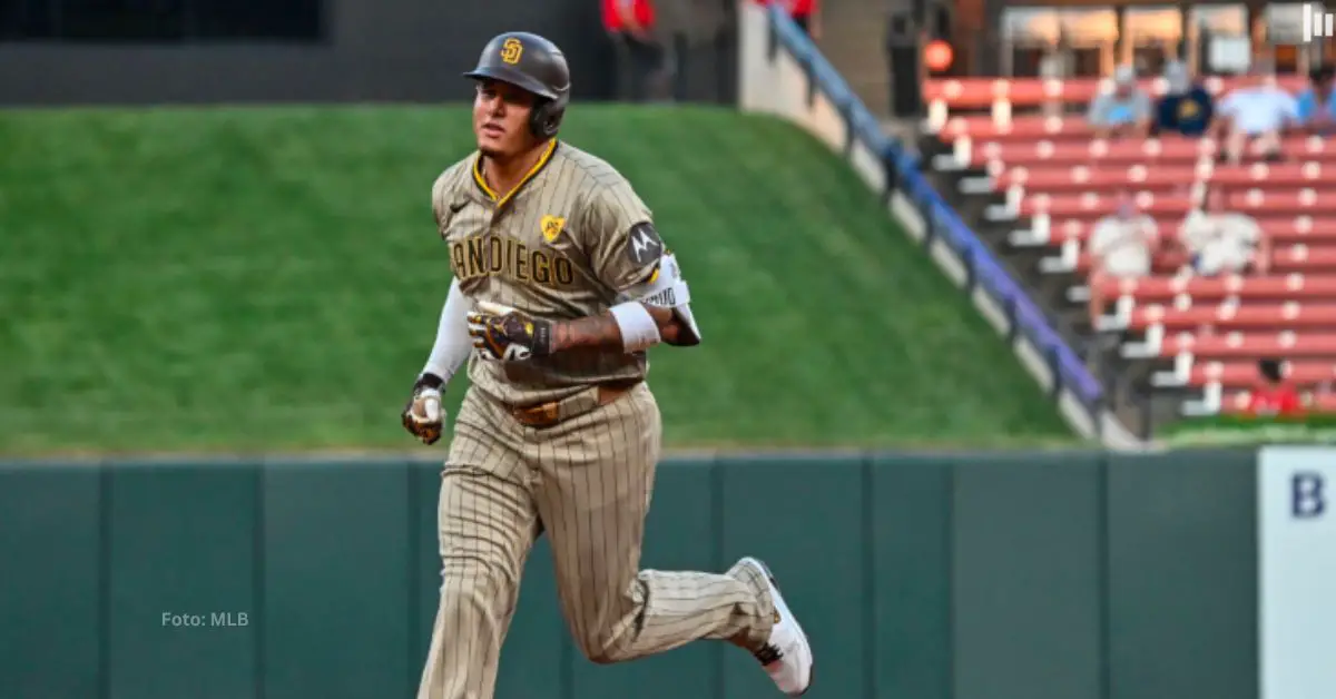 Manny Machado celebra su jonrón con San Diego