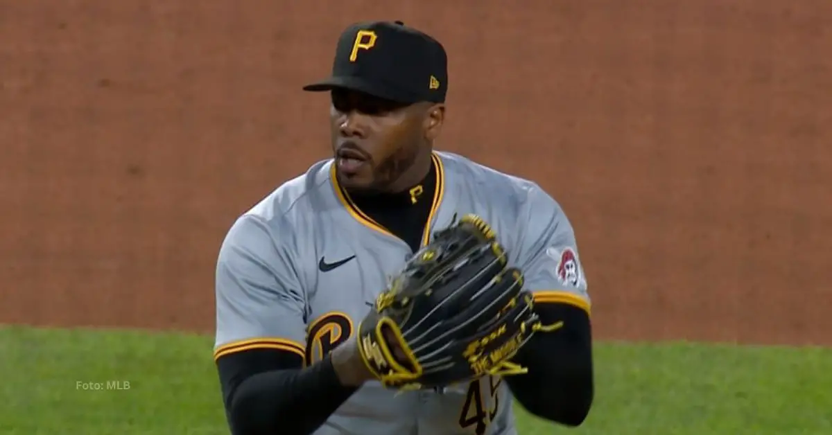 Cubano Aroldis Chapman preparándose para lanzar con Pittsburgh Pirates