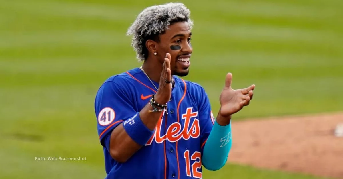 Francisco Lindor aplaude tras una jugada con New York mets