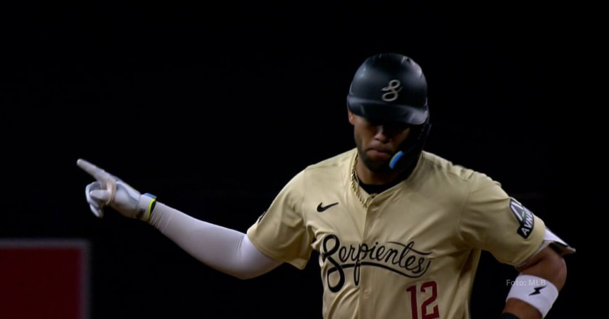 Lourdes Gurriel Jr. pasando por tercera tras jonrón con Arizona Diamondbacks