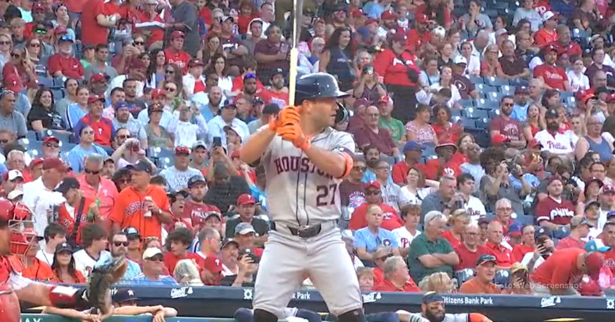 Jose Altuve tomando turno en el Houston vs Philadelphia