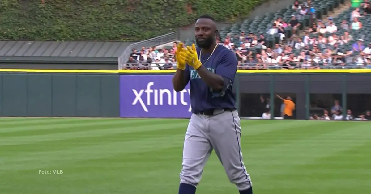 Randy Arozarena aplaudiendo con Seattle Mariners