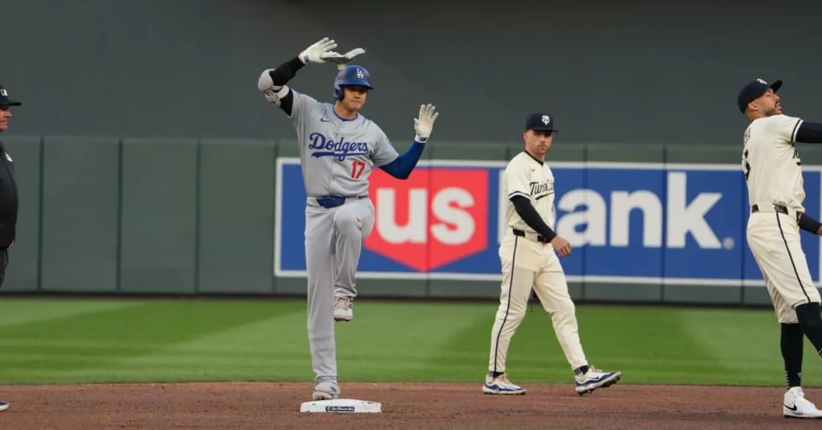 Shohei Ohtani en segunda base celebrando una acción positiva con el uniforme de Los Angeles Dodgers