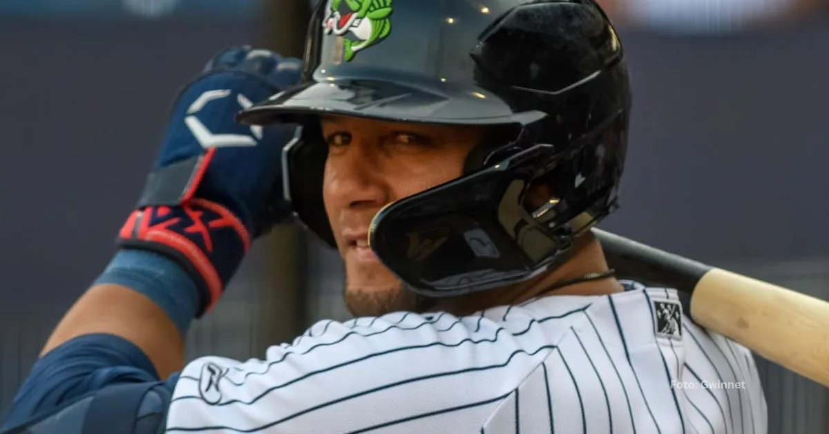 Yuli Gurriel mirando fijamente al lanzador en Triple-A de Atlanta Braves