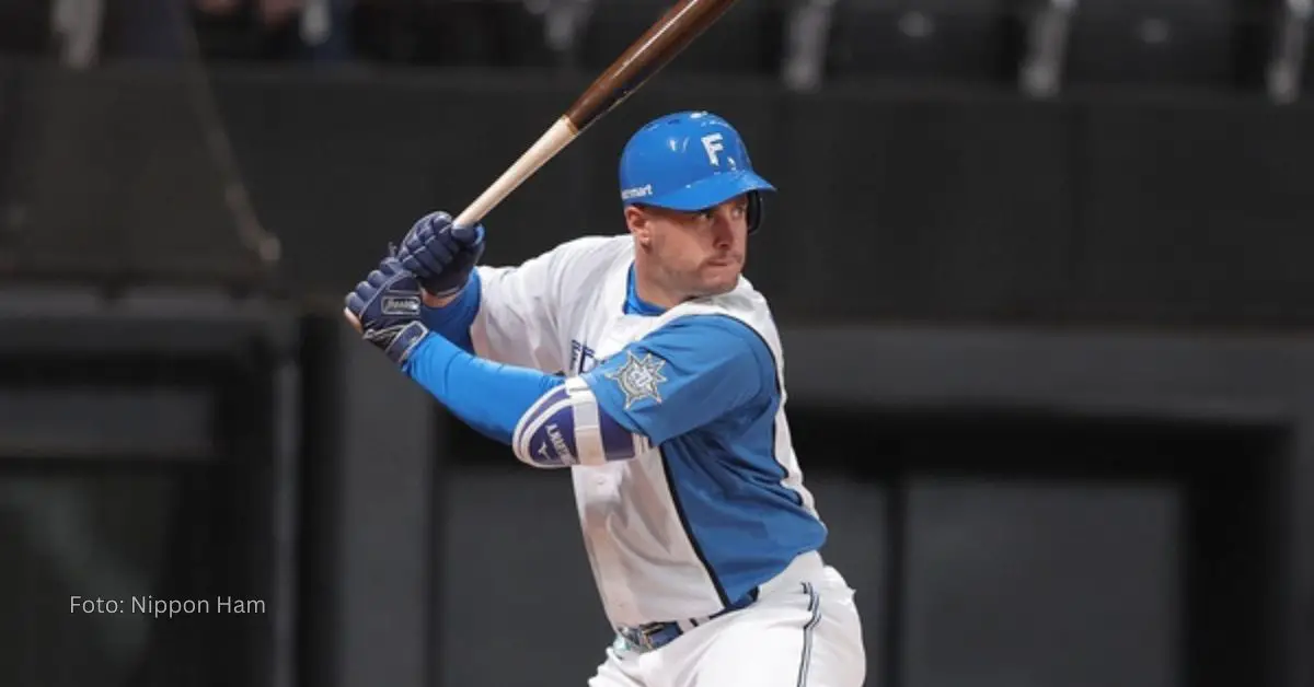 Ariel Martínez en la caja de bateo durante su paso por la liga profesional de Japón de beisbol