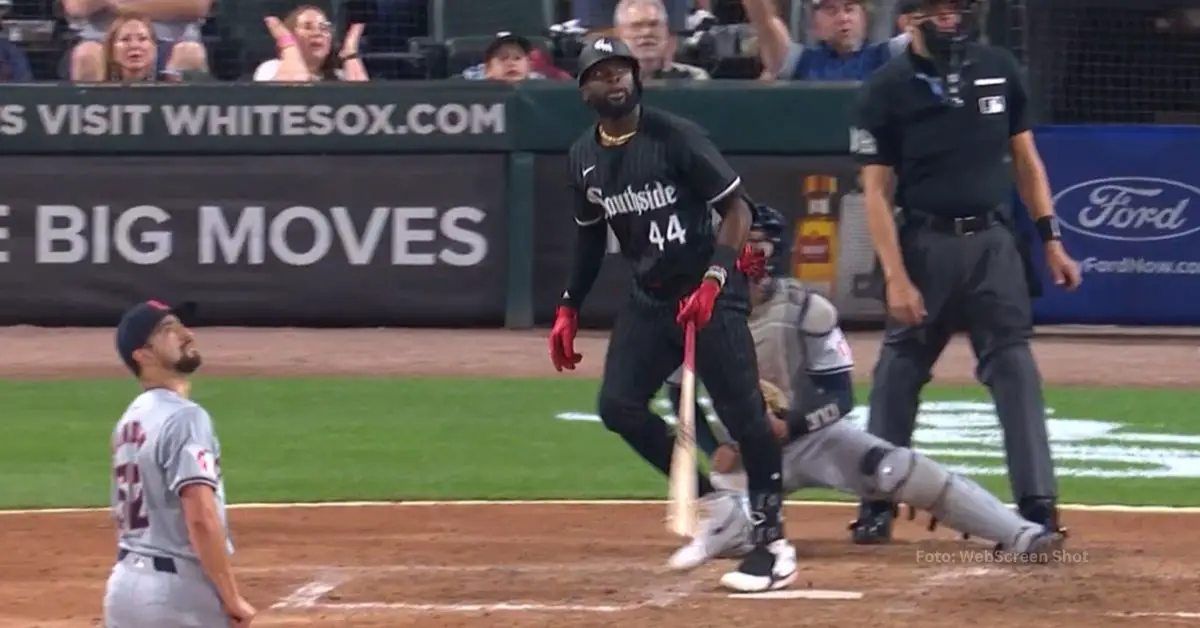 Bryan Ramos observando el jonrón que conecto con Chicago White Sox