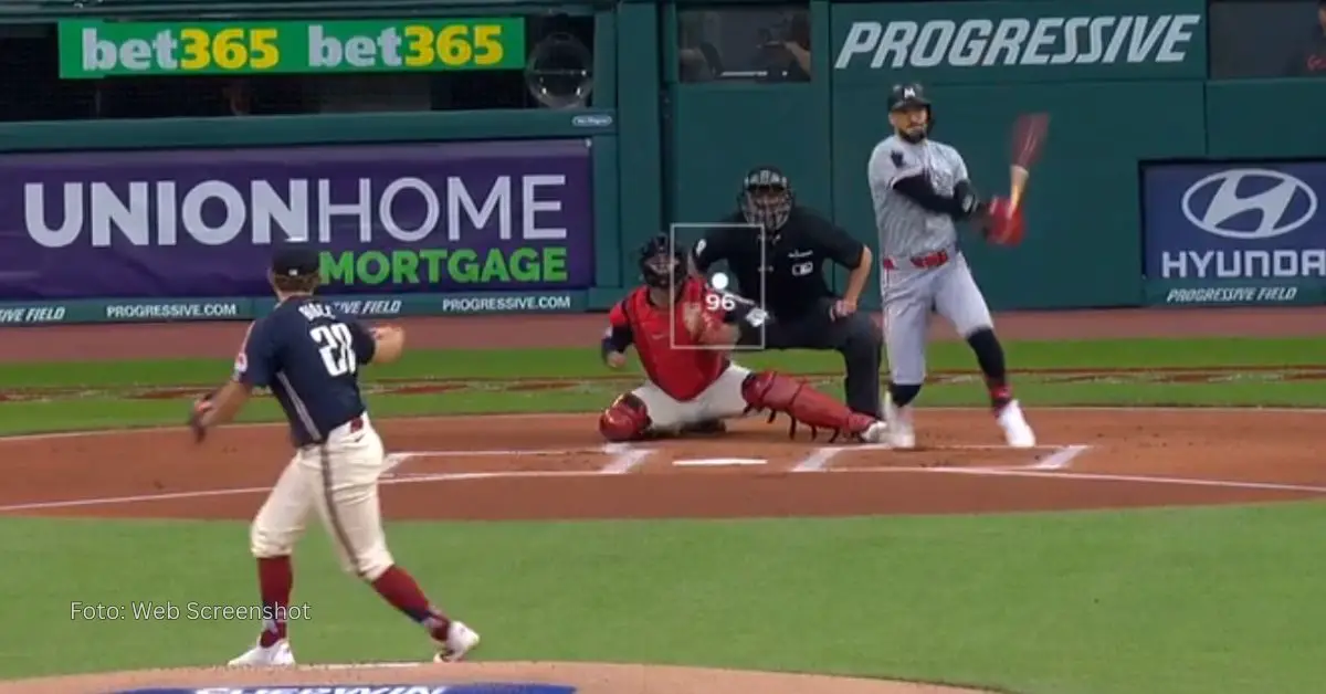 Carlos Correa bateando con Minnesota Twins