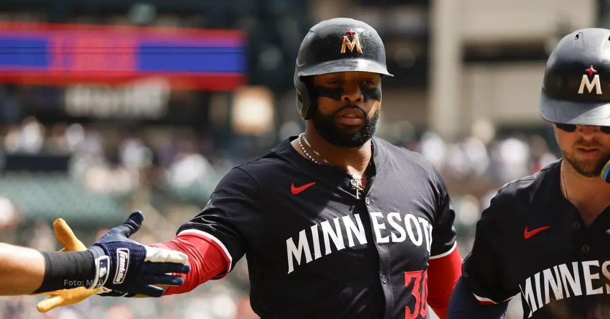 Carlos Santana celebrando con Minnesota Twins