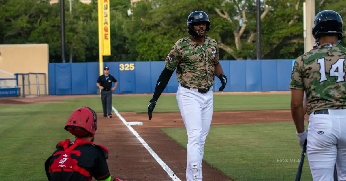 Ernesto Martínez Jr. llegando al home tras jonrón con la filias Doble-A de Milwaukee Brewers