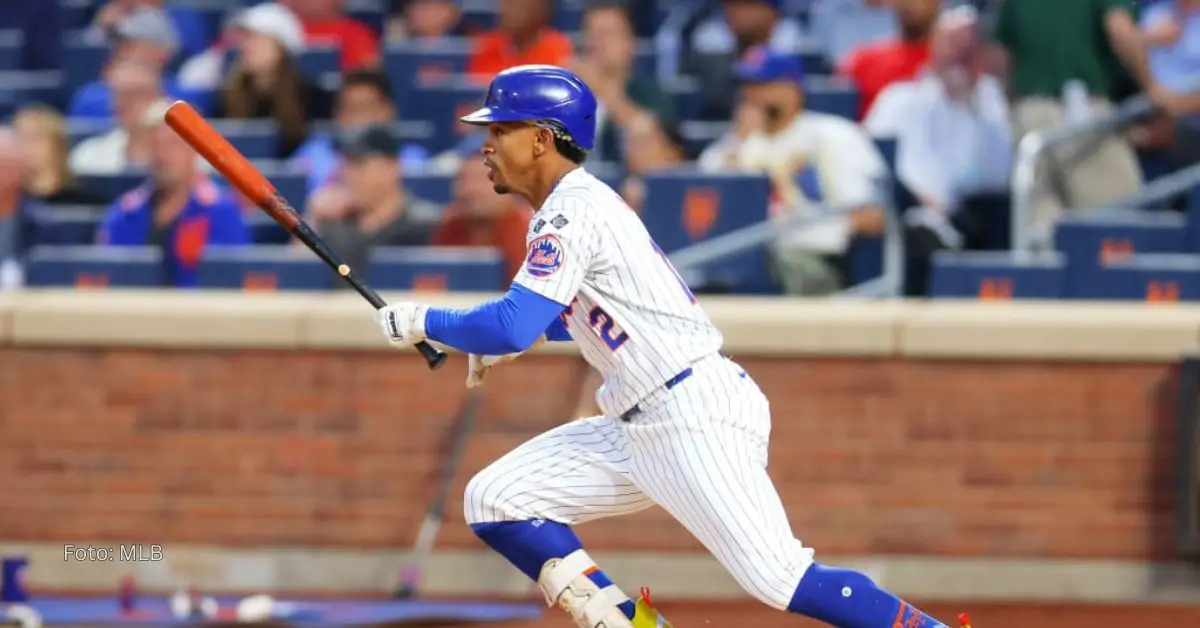 Francisco Lindor iniciando la carrera después de batear para llegar a la primera base con el uniforme de New York Mets