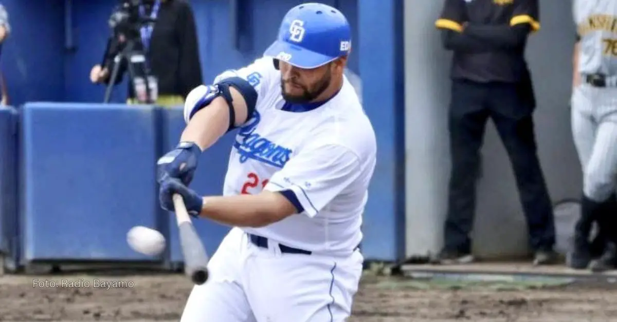 Pelotero cubano Guillermo Garcia con el uniforme de Chunichi Dragons en la NPB