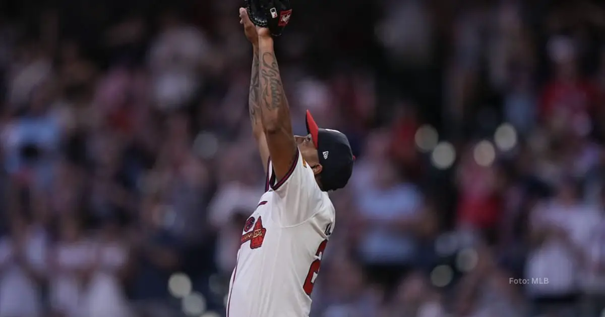 Raisel Iglesias celebrando con Atlanta Braves