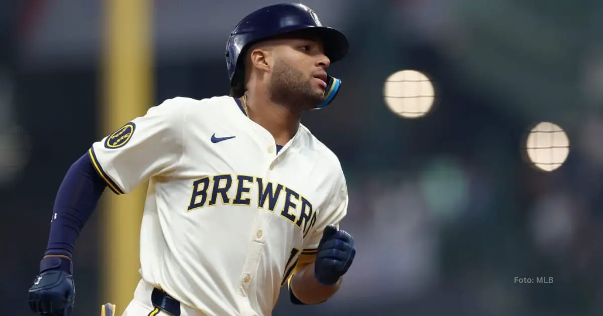 Jackson Chourio celebra un batazo con Milwaukee Brewers en MLB