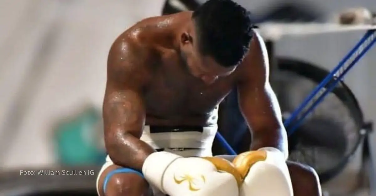 William Scull sentado tras terminar su entrenamiento con un guante blanco