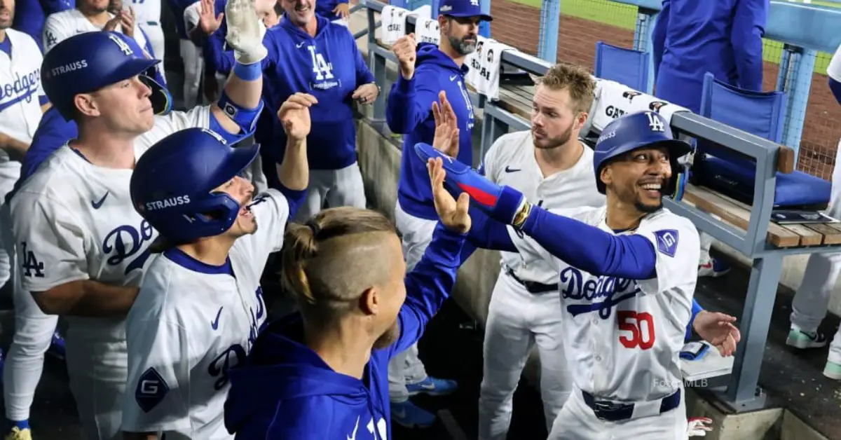 Jugadores de Los Angeles Dodgers celebrando en el dugout tras anotar carreras